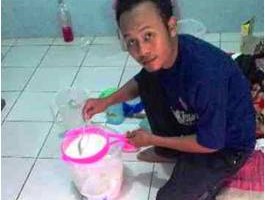 Rosiz Kosim saat Menunjukan Praktek Pembuatan Susu Kefir